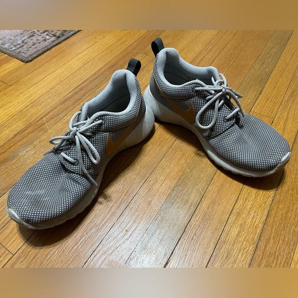 Nike - Custom Roshe Run: Grey Canvas & Gold Swoosh - Picture 4 of 8